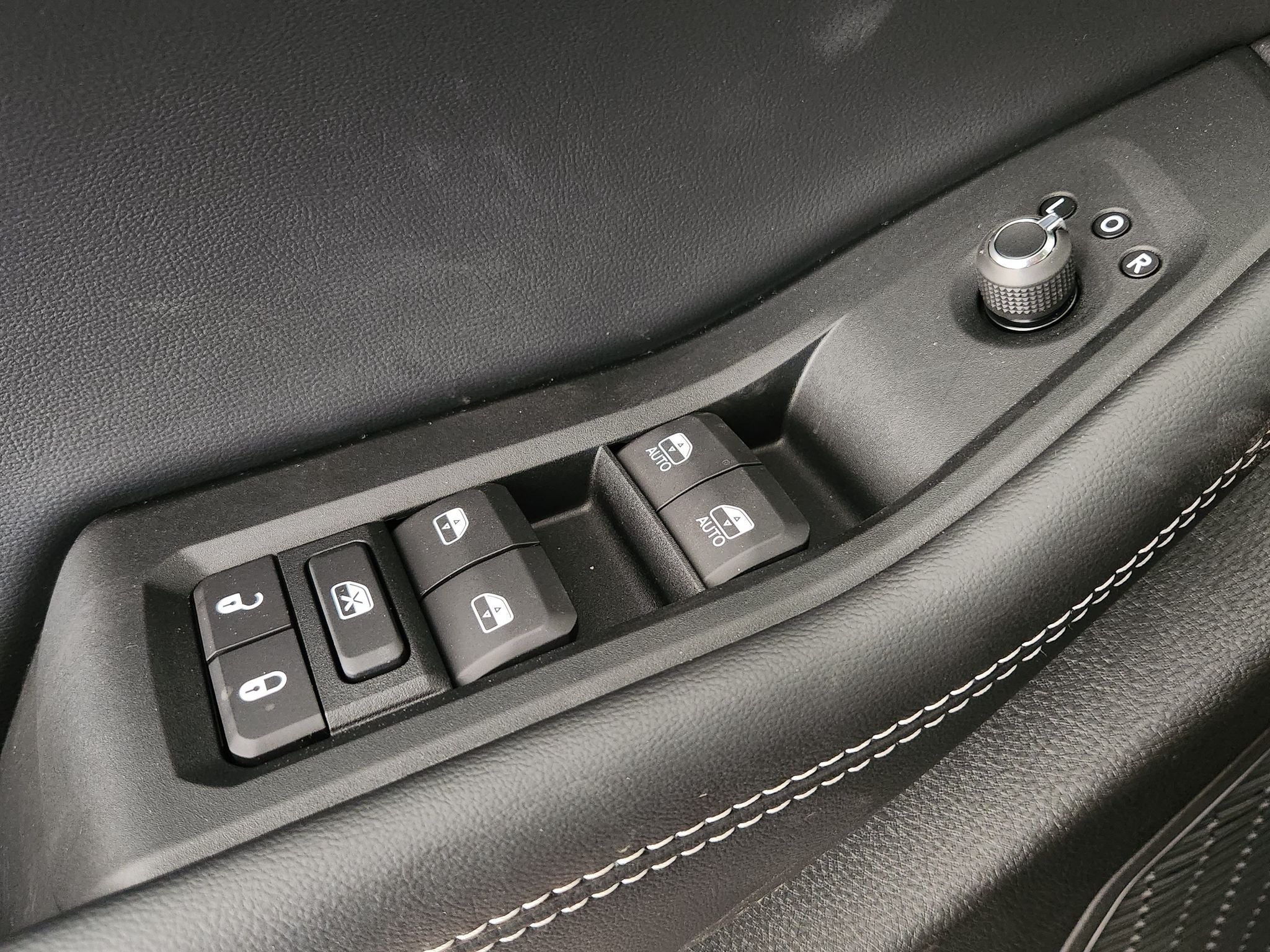 2027 Jeep Grand Cherokee Laredo Altitude