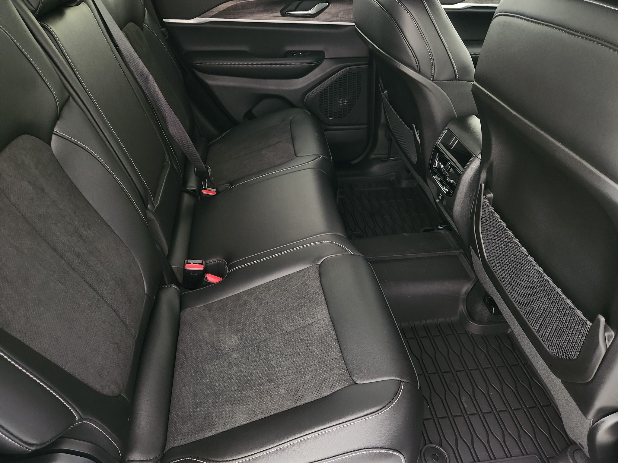 2027 Jeep Grand Cherokee Laredo Altitude