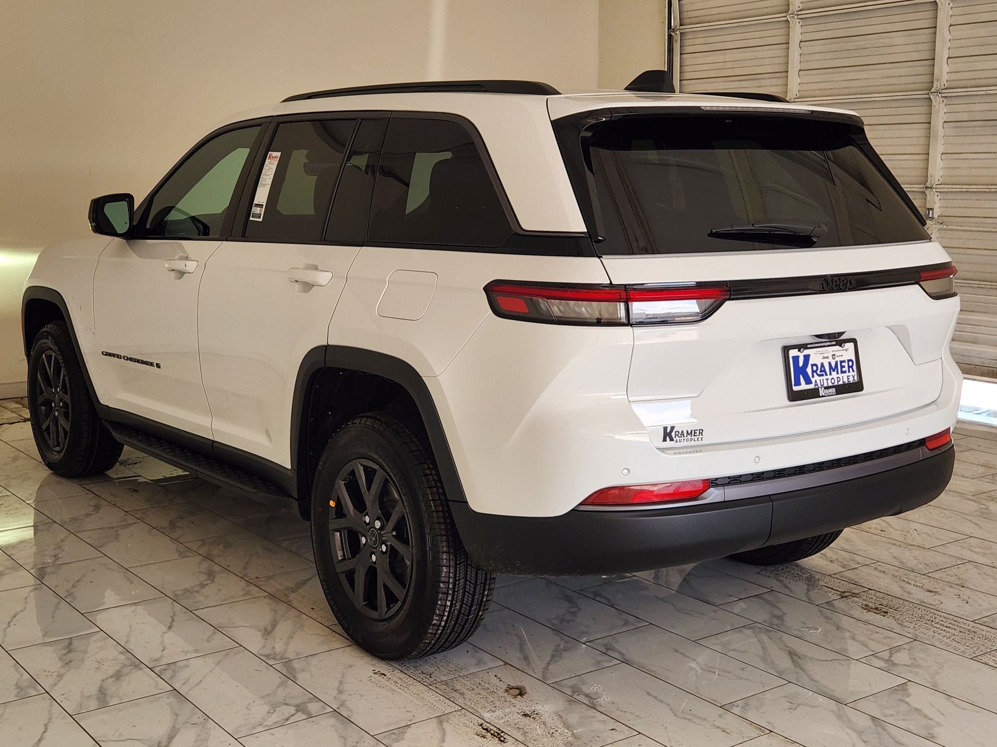 2027 Jeep Grand Cherokee Laredo Altitude