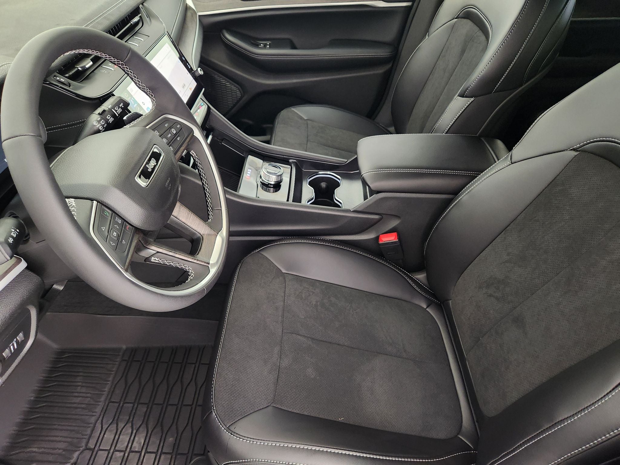 2027 Jeep Grand Cherokee Laredo Altitude