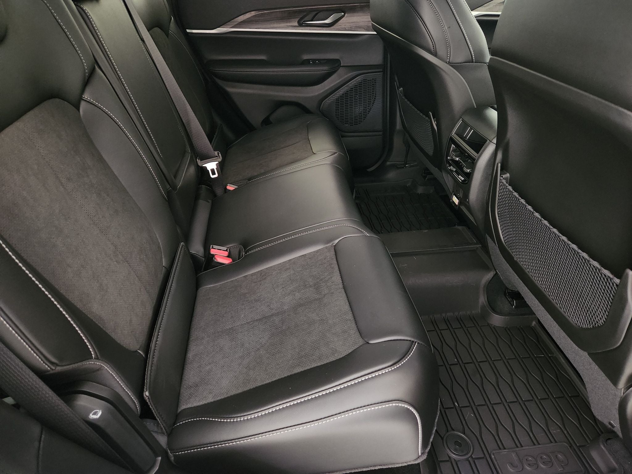 2027 Jeep Grand Cherokee Laredo Altitude