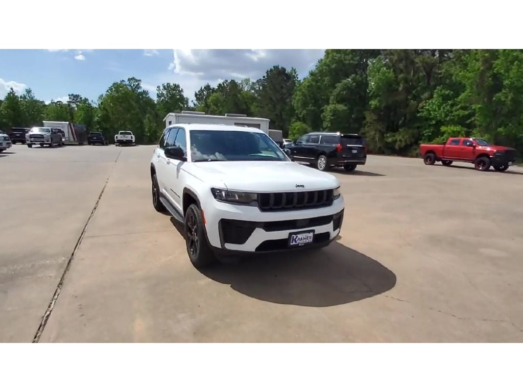 2026 Jeep Grand Cherokee Laredo Altitude