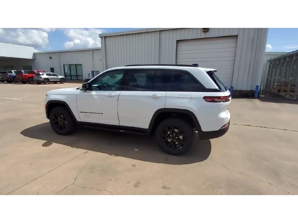 2026 Jeep Grand Cherokee Laredo Altitude