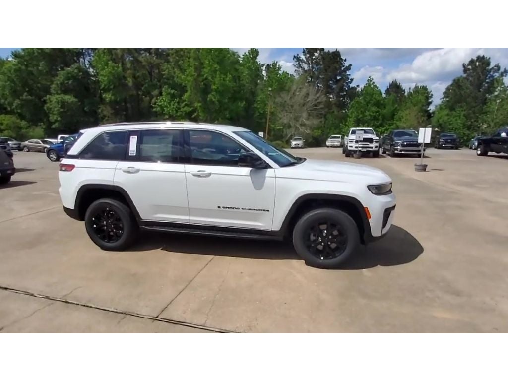 2026 Jeep Grand Cherokee Laredo Altitude