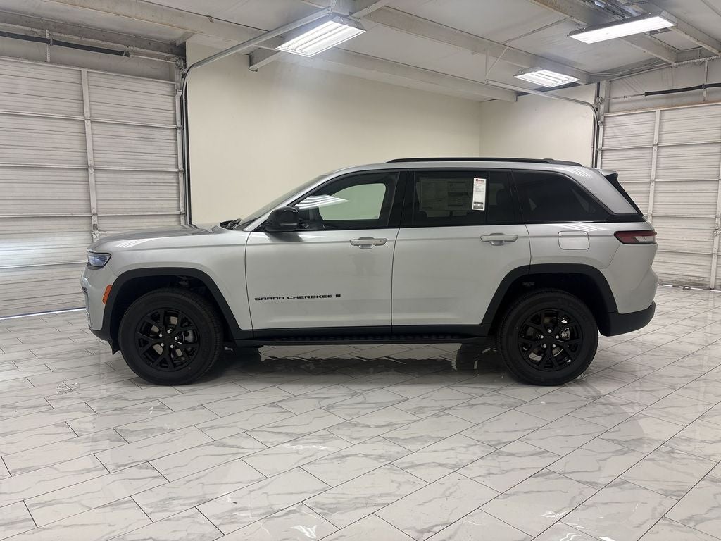2026 Jeep Grand Cherokee Laredo Altitude