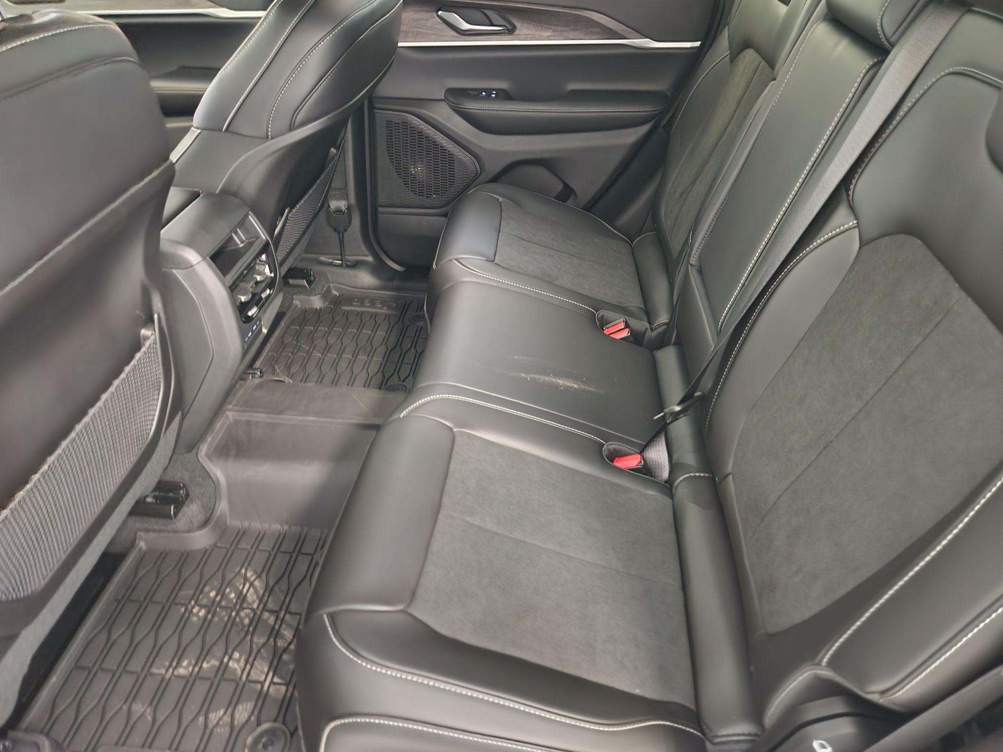 2027 Jeep Grand Cherokee Laredo Altitude