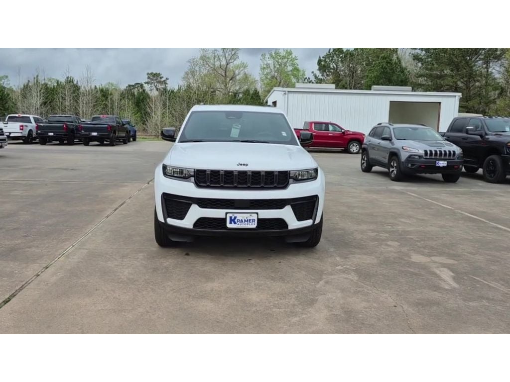2026 Jeep Grand Cherokee Laredo Altitude