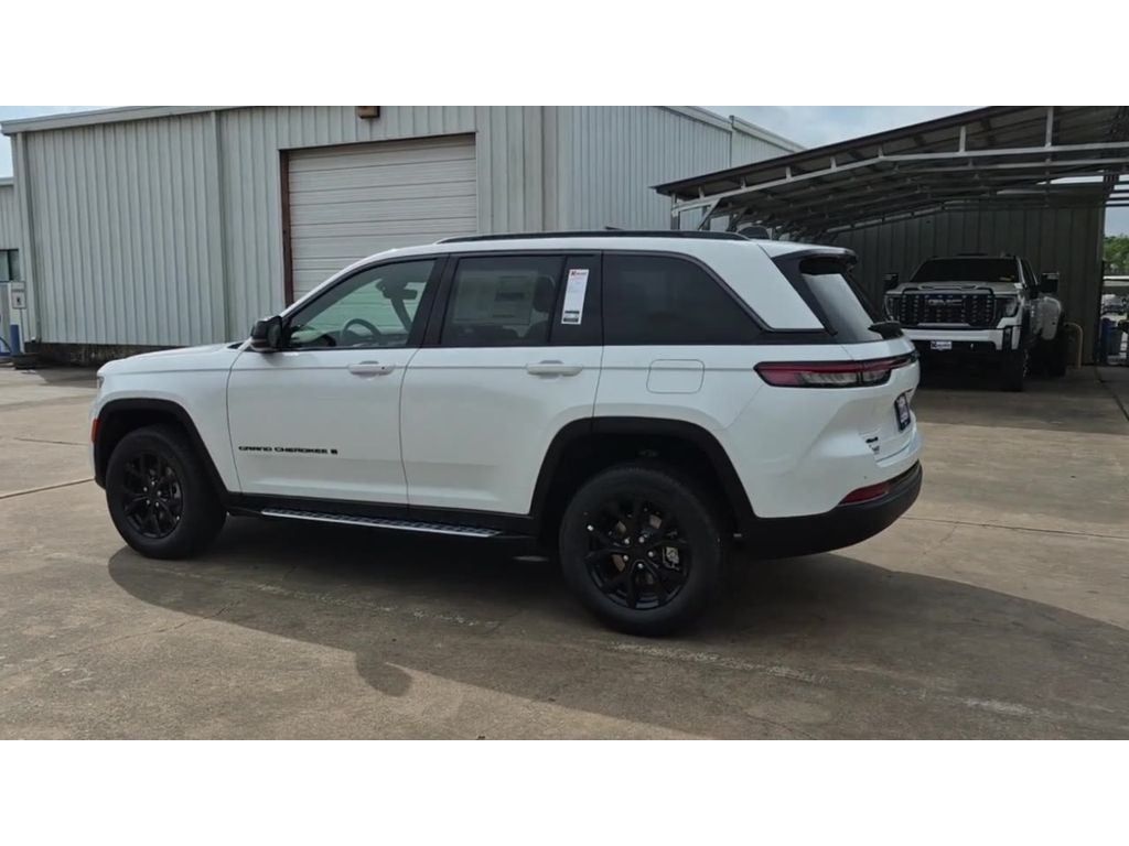 2026 Jeep Grand Cherokee Laredo Altitude