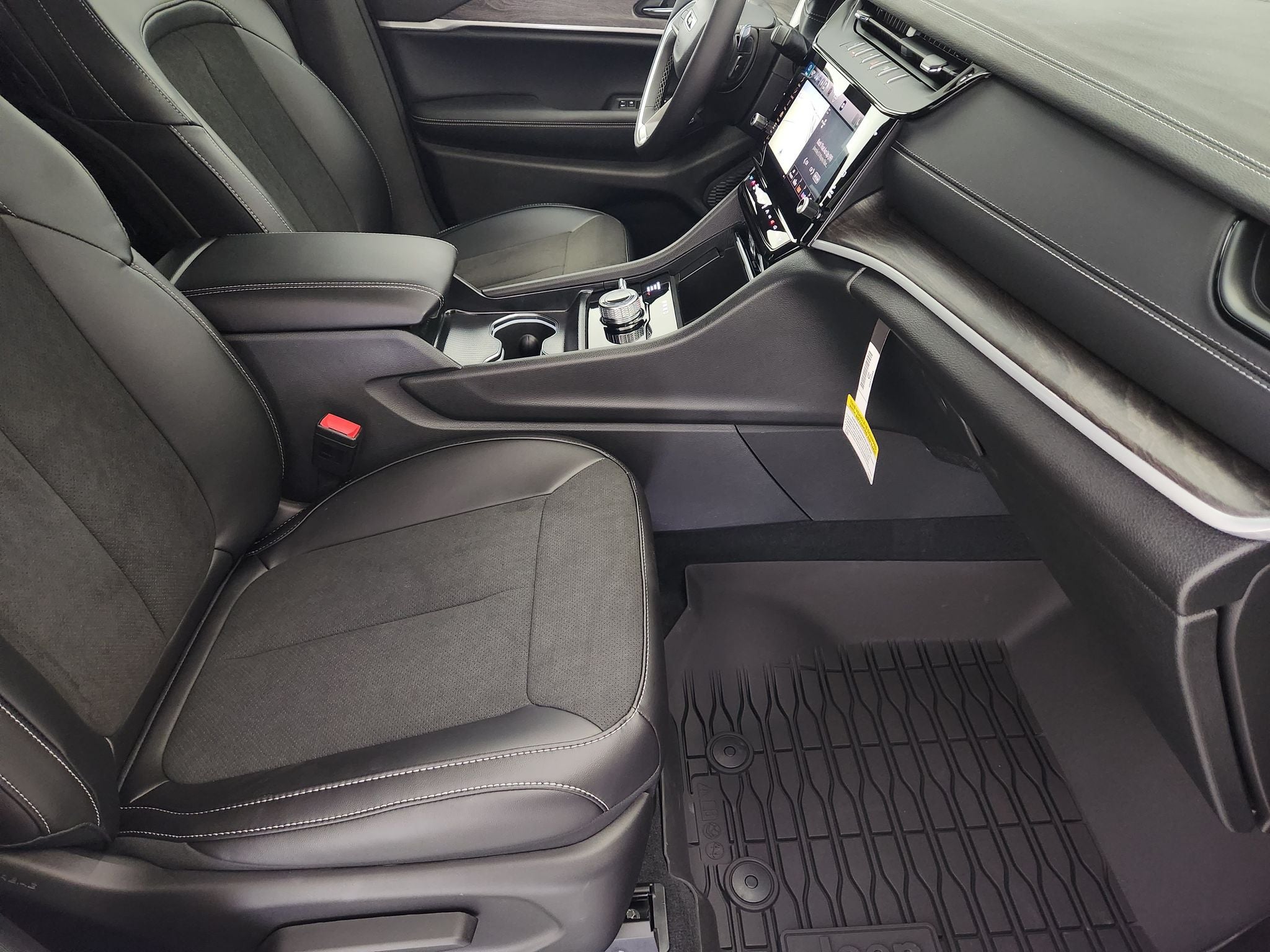 2027 Jeep Grand Cherokee Laredo Altitude
