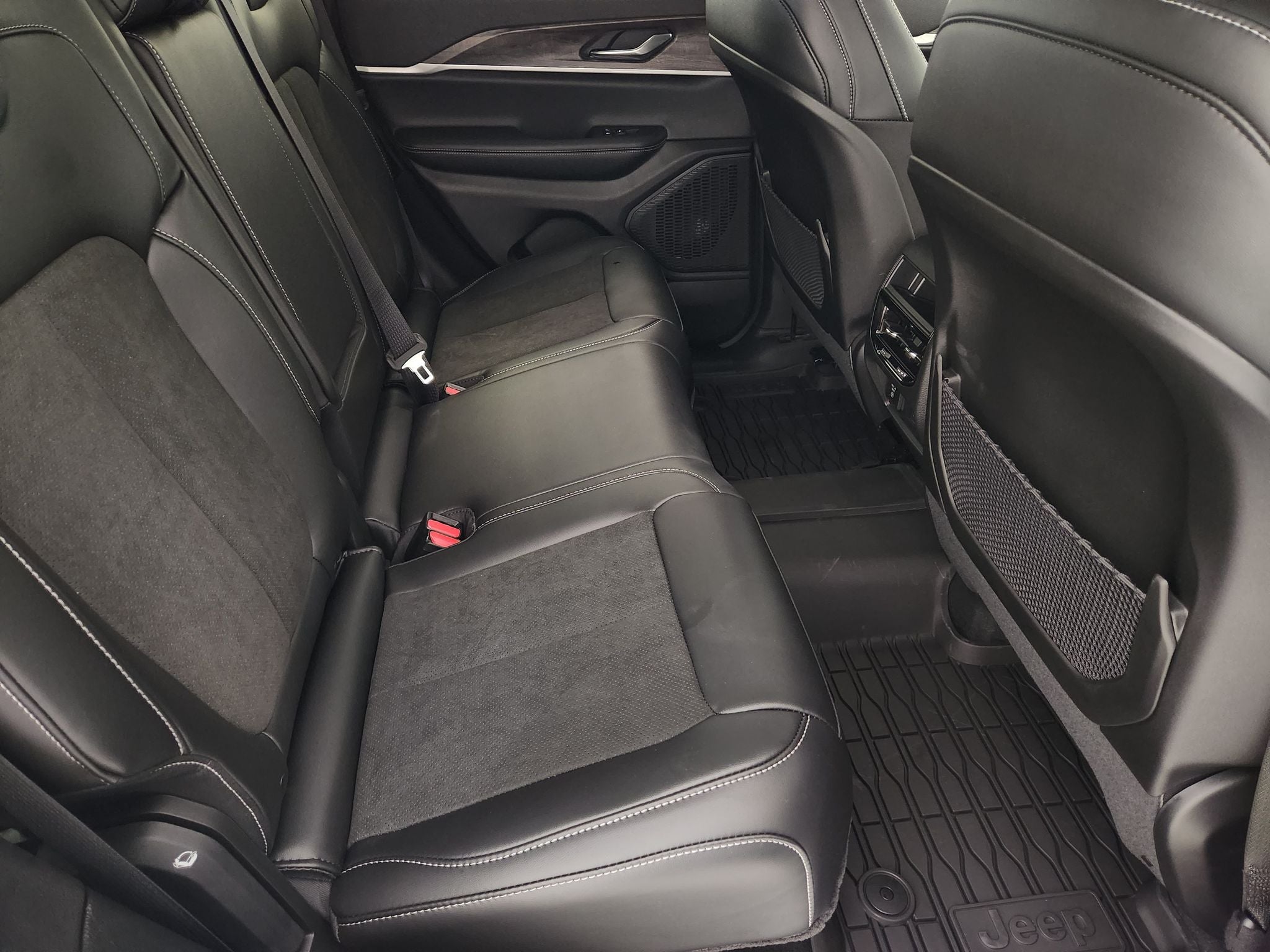 2027 Jeep Grand Cherokee Laredo Altitude