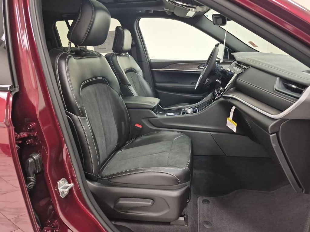 2026 Jeep Grand Cherokee Laredo Altitude