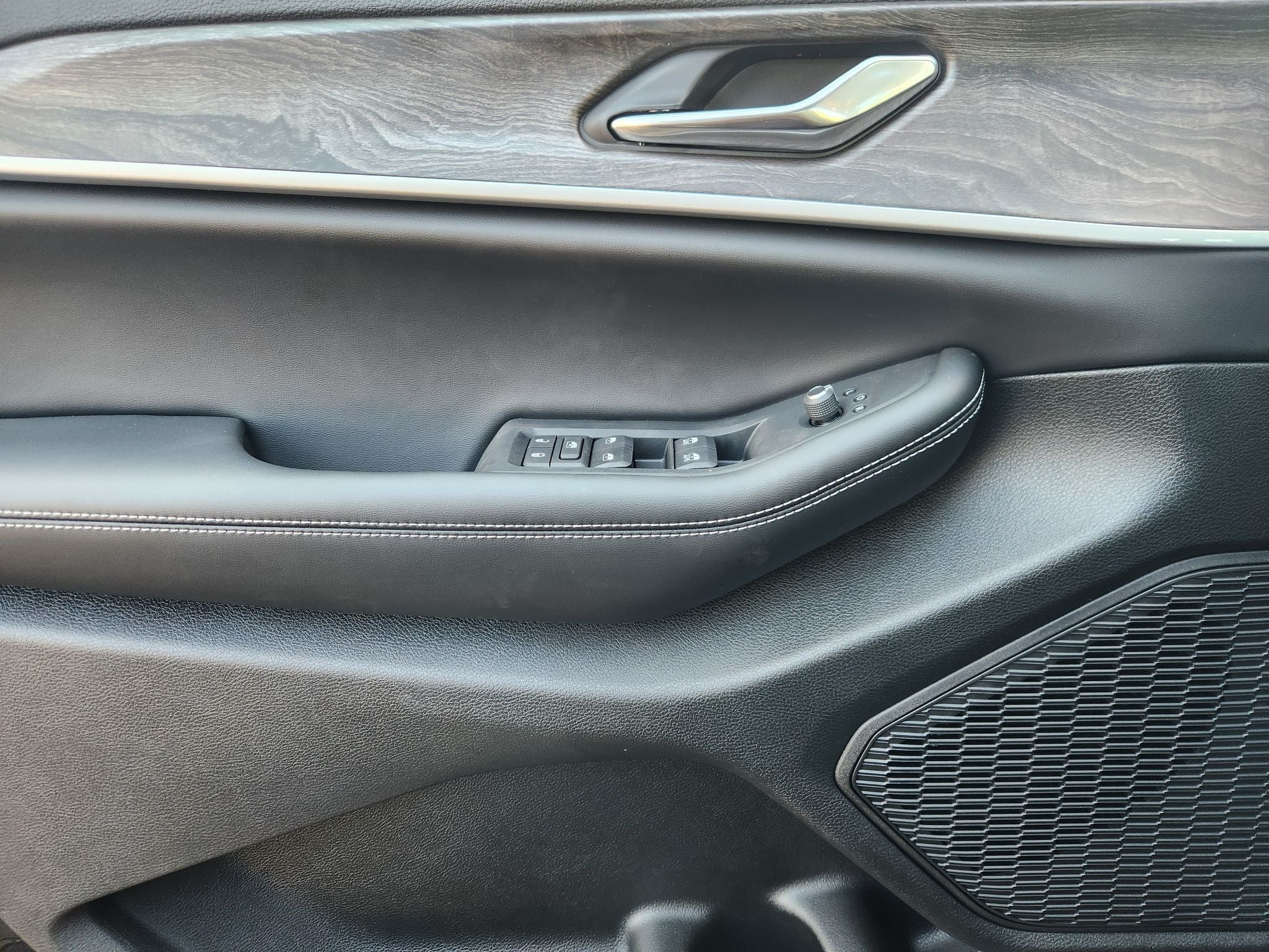 2027 Jeep Grand Cherokee Laredo Altitude