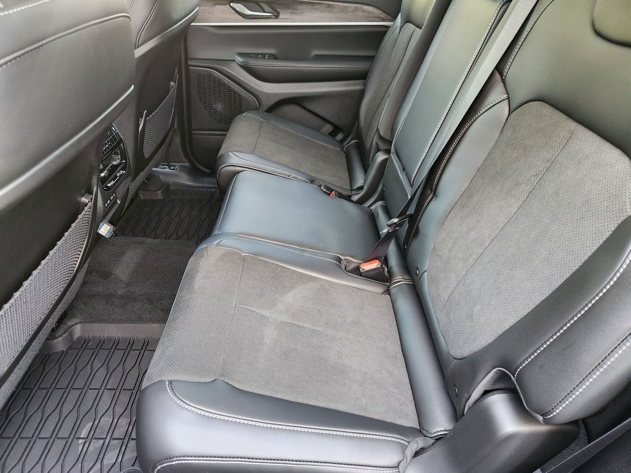 2027 Jeep Grand Cherokee Laredo Altitude