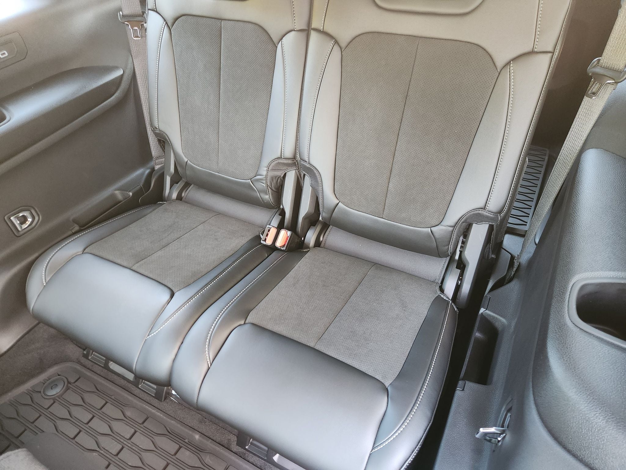 2027 Jeep Grand Cherokee Laredo Altitude