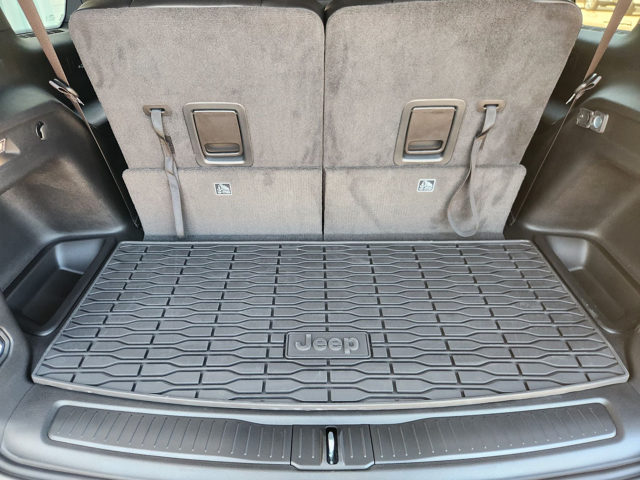 2027 Jeep Grand Cherokee Laredo Altitude