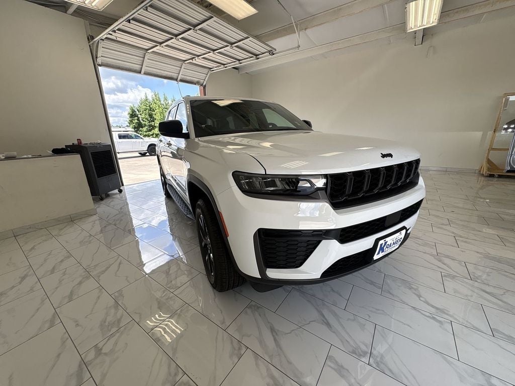 2026 Jeep Grand Cherokee Laredo Altitude