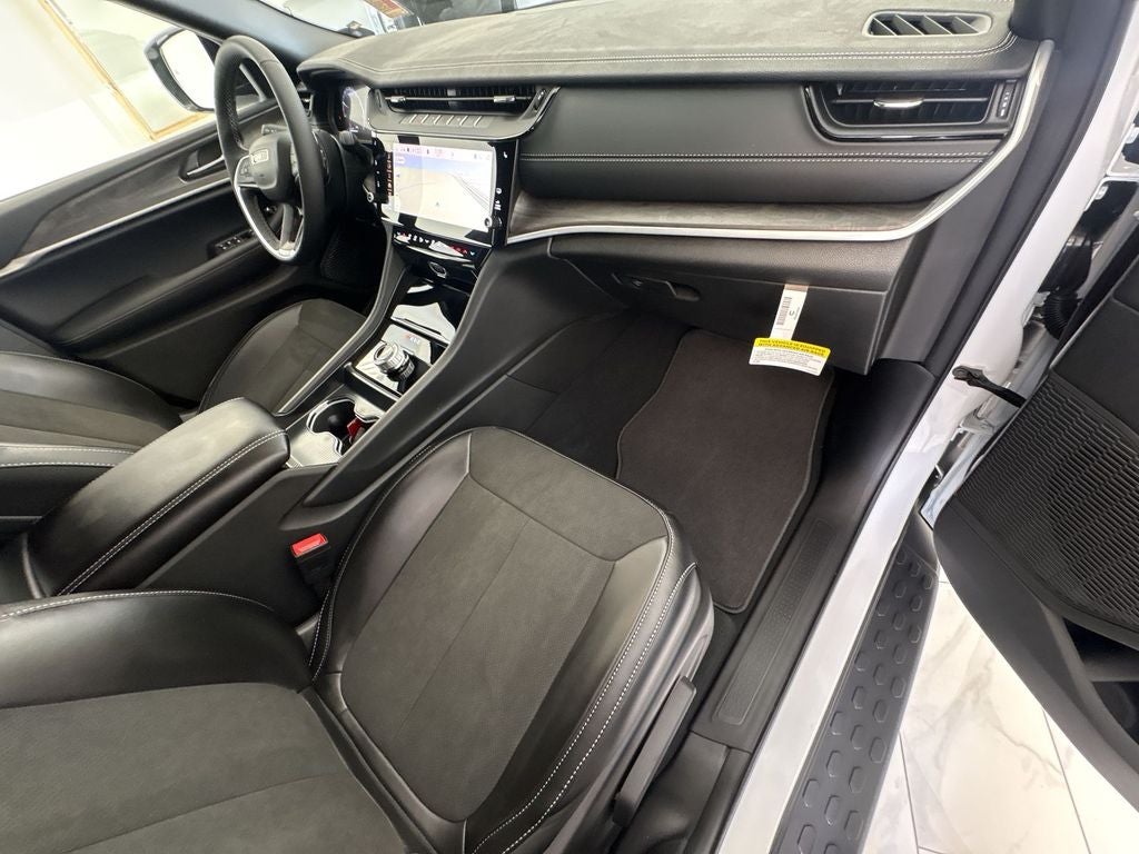 2026 Jeep Grand Cherokee Laredo Altitude