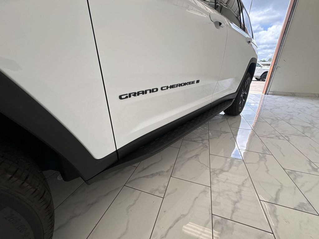 2026 Jeep Grand Cherokee Laredo Altitude