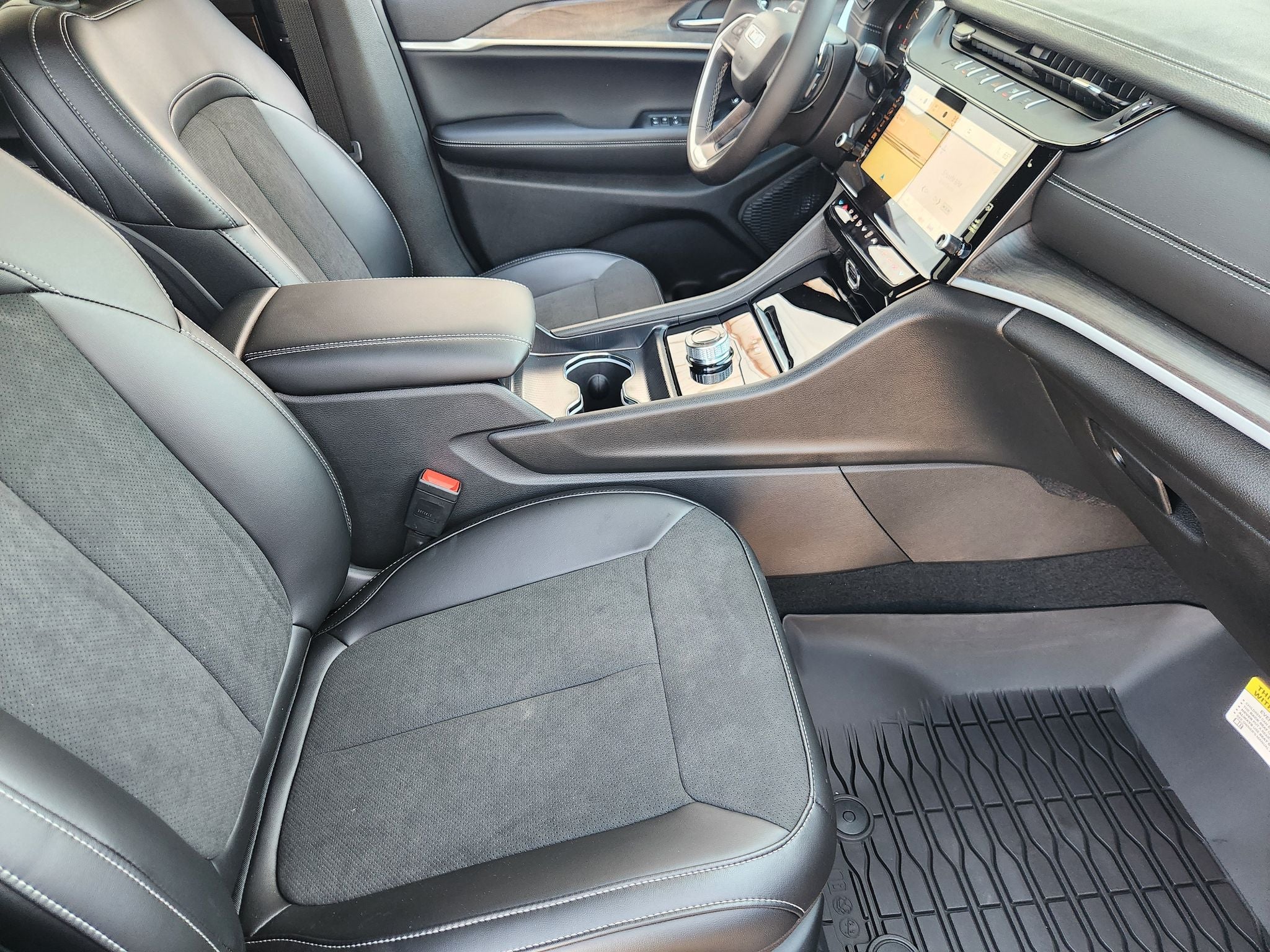 2027 Jeep Grand Cherokee Laredo Altitude