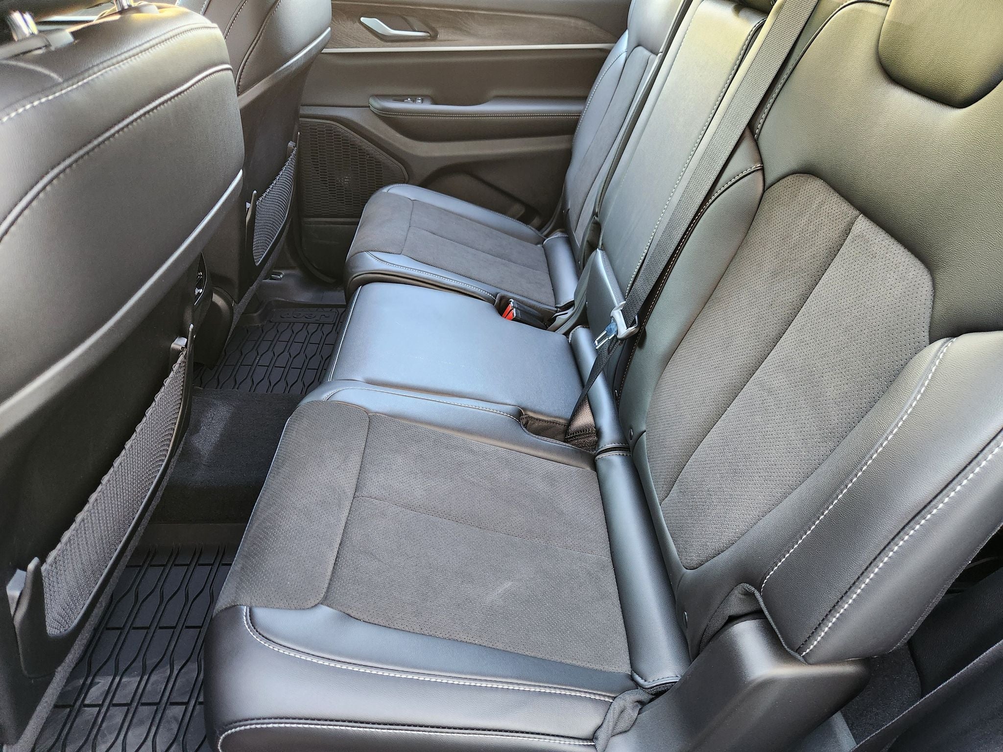 2027 Jeep Grand Cherokee Laredo Altitude
