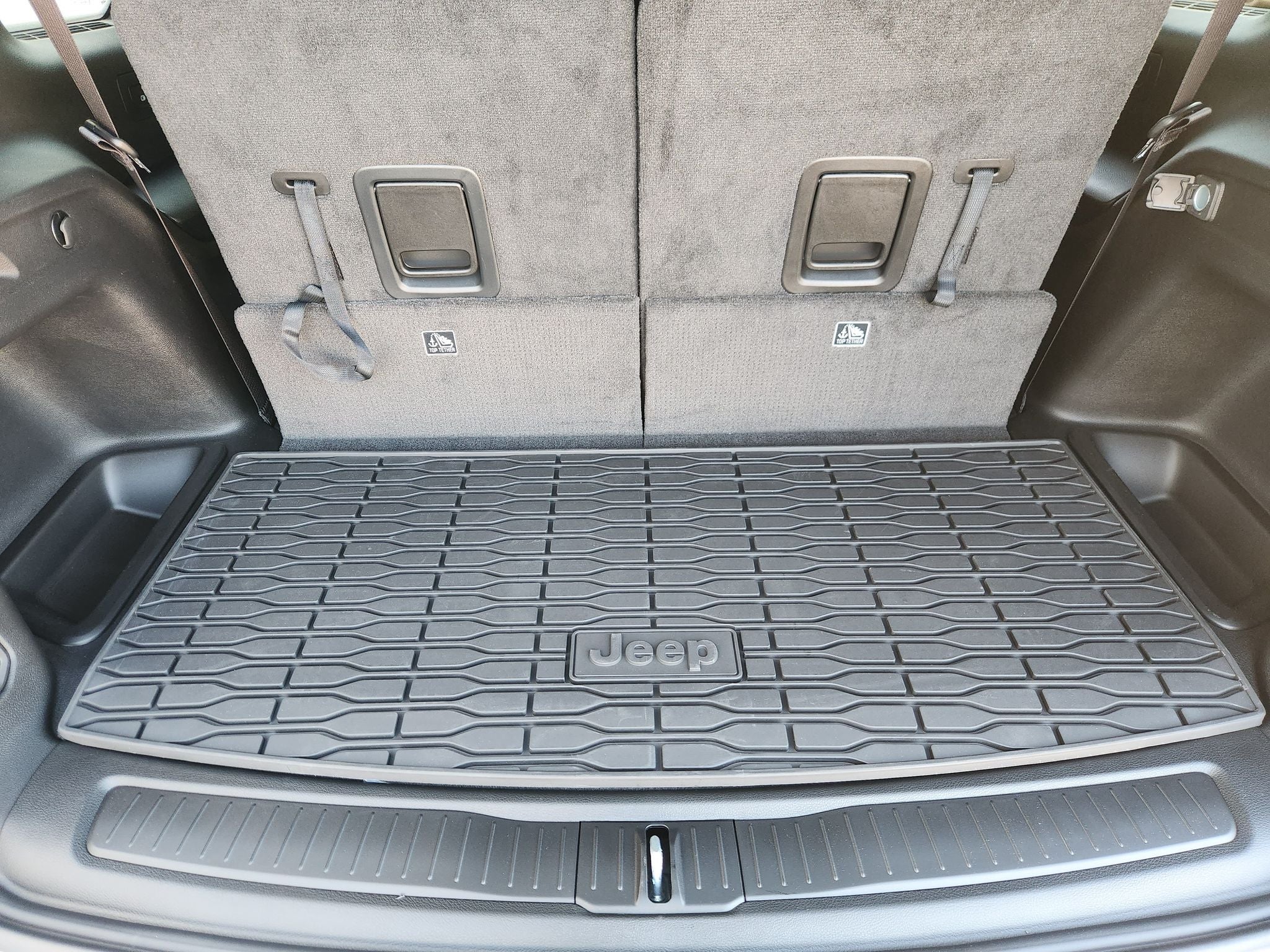 2027 Jeep Grand Cherokee Laredo Altitude