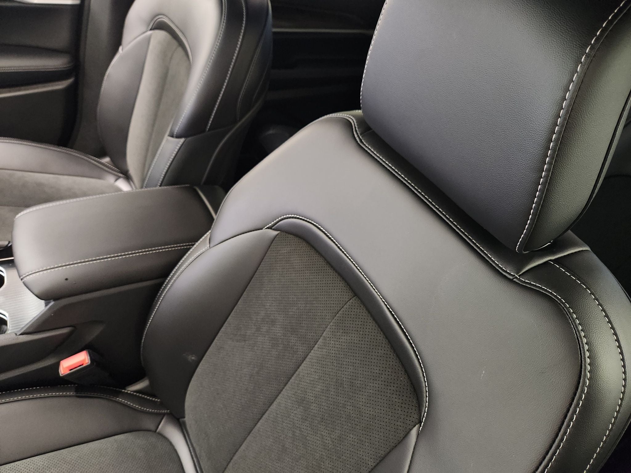 2027 Jeep Grand Cherokee Laredo Altitude