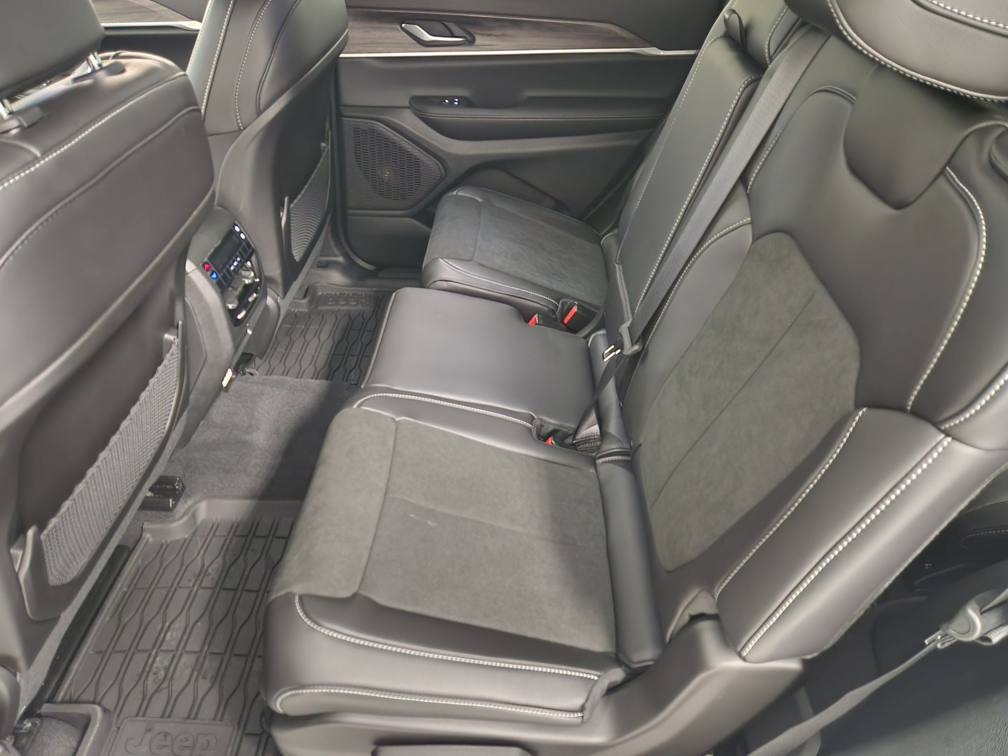 2027 Jeep Grand Cherokee Laredo Altitude
