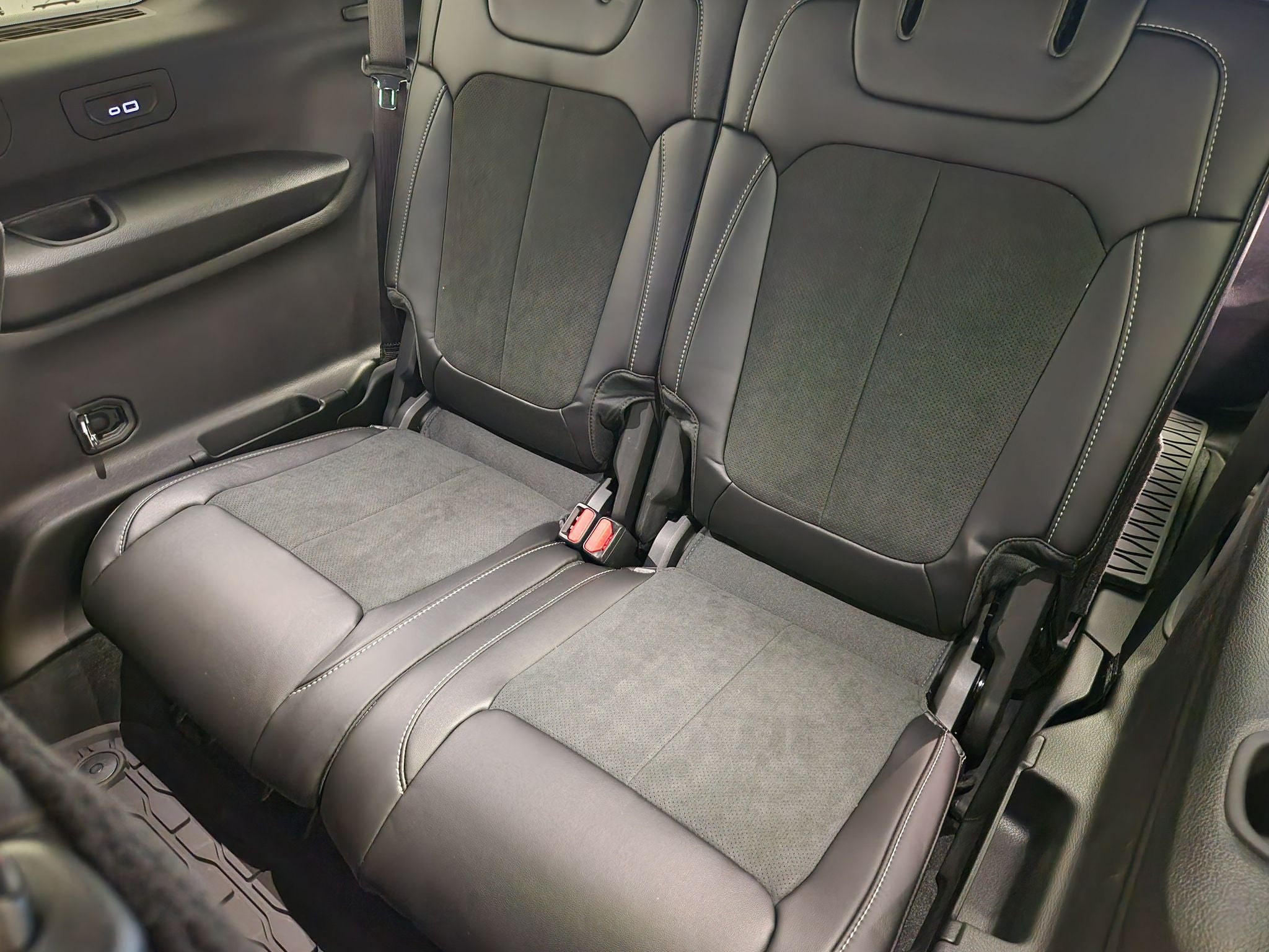 2027 Jeep Grand Cherokee Laredo Altitude
