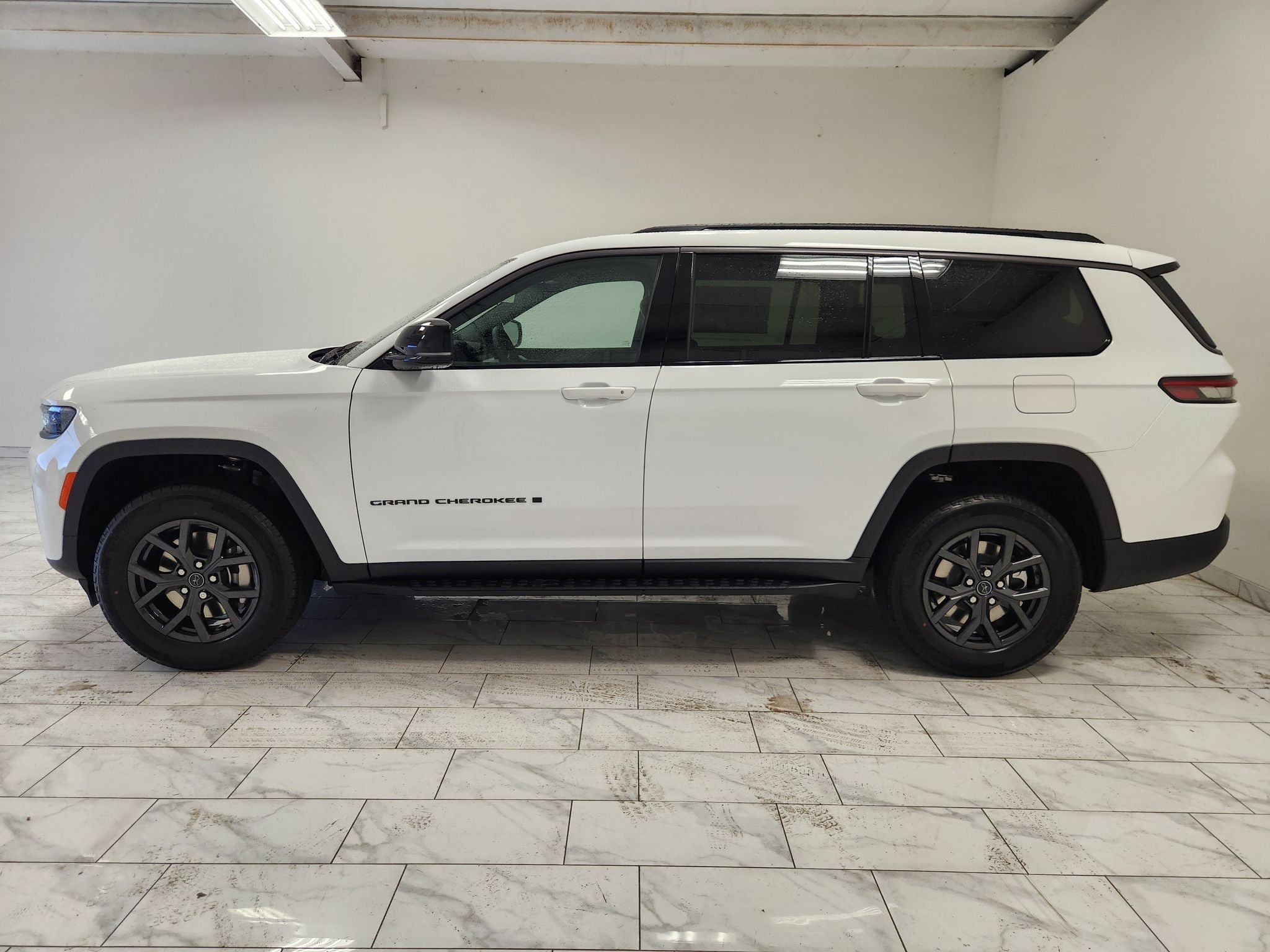 2027 Jeep Grand Cherokee Laredo Altitude