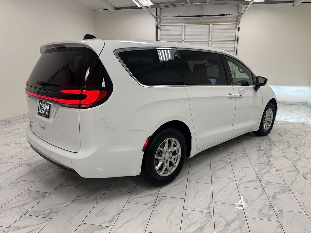 2027 Chrysler Pacifica Select