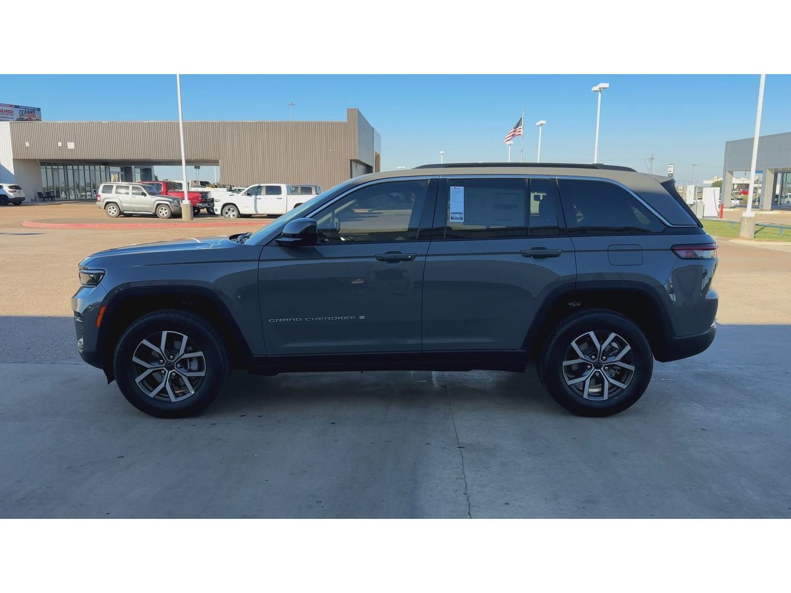 2027 Jeep Grand Cherokee Laredo