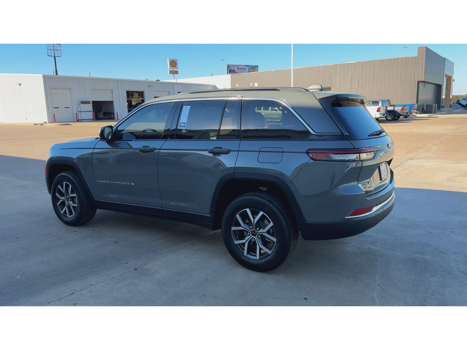 2027 Jeep Grand Cherokee Laredo