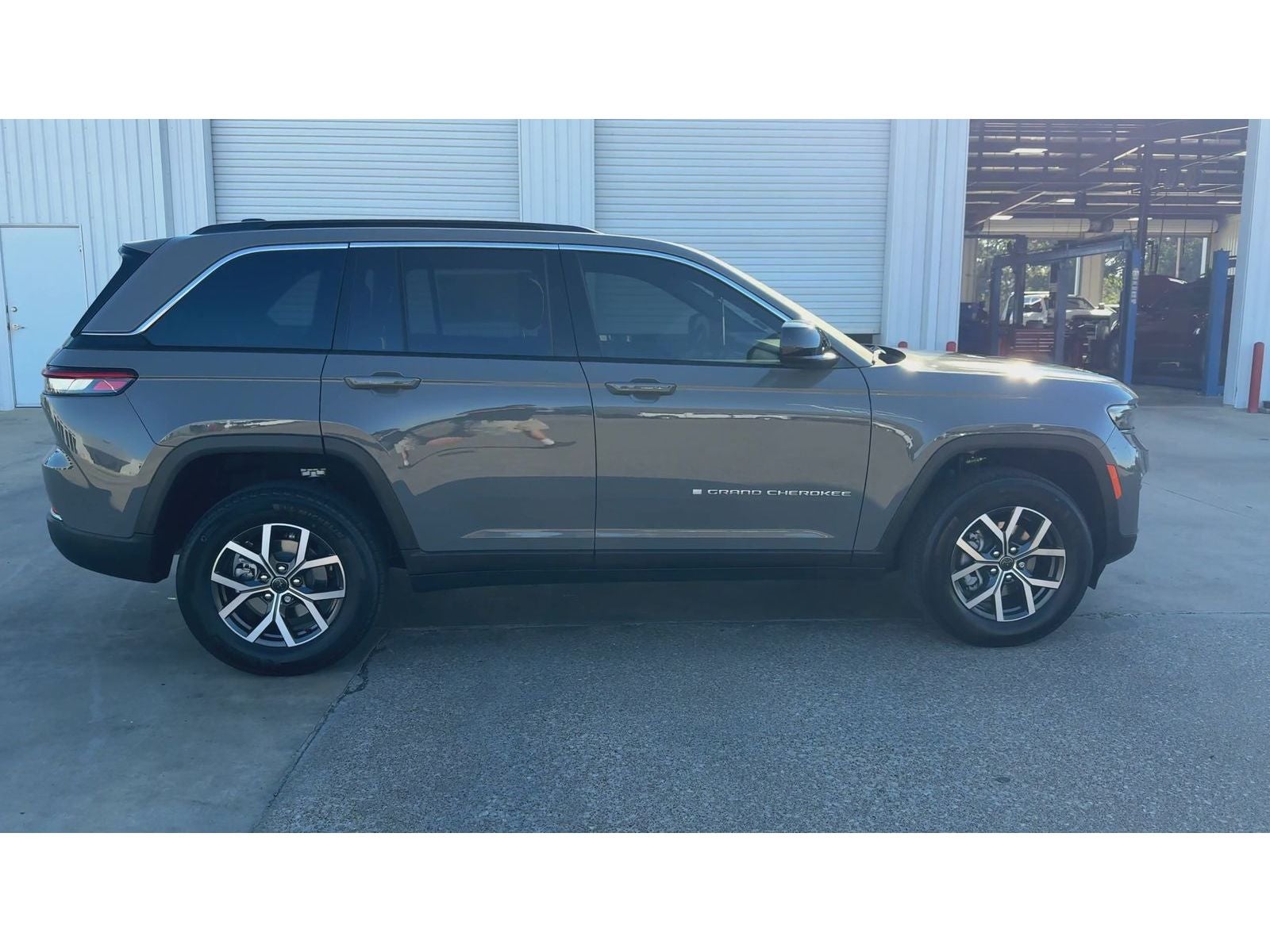 2027 Jeep Grand Cherokee Laredo