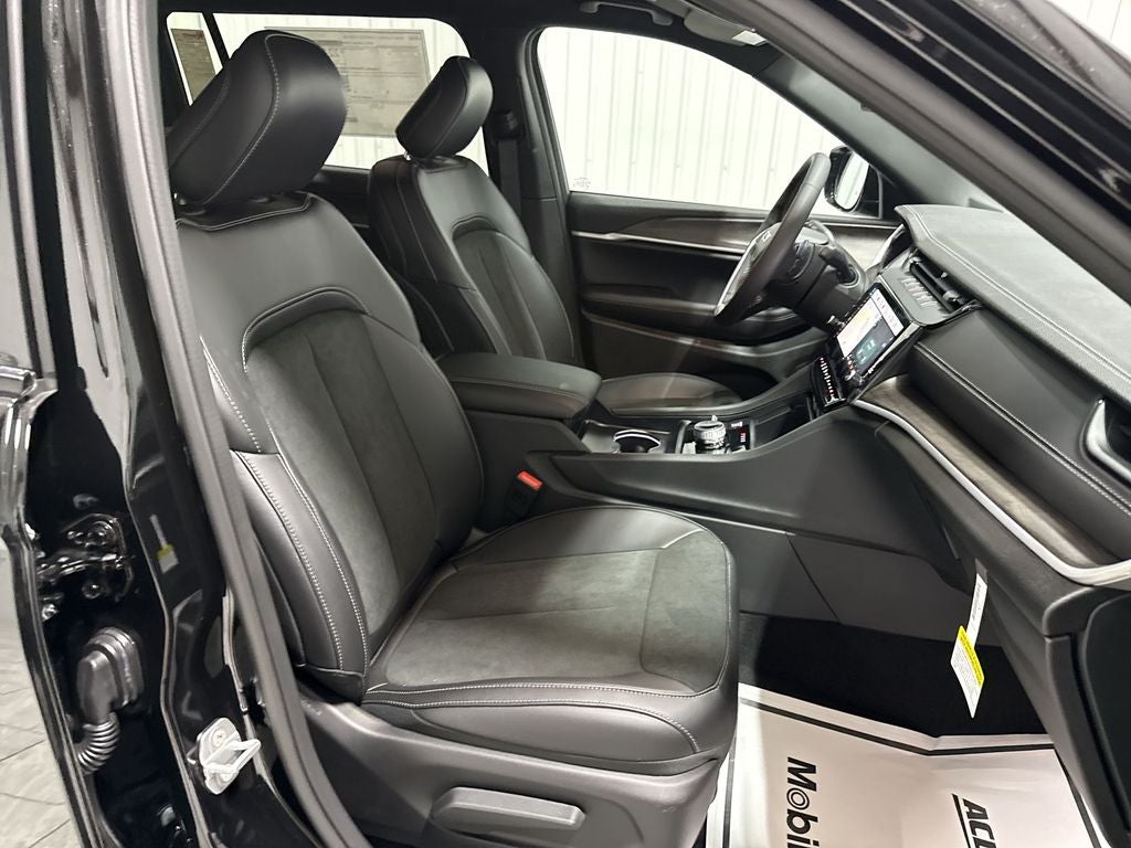 2026 Jeep Grand Cherokee GRAND CHEROKEE L LAREDO ALTITUDE 4X4