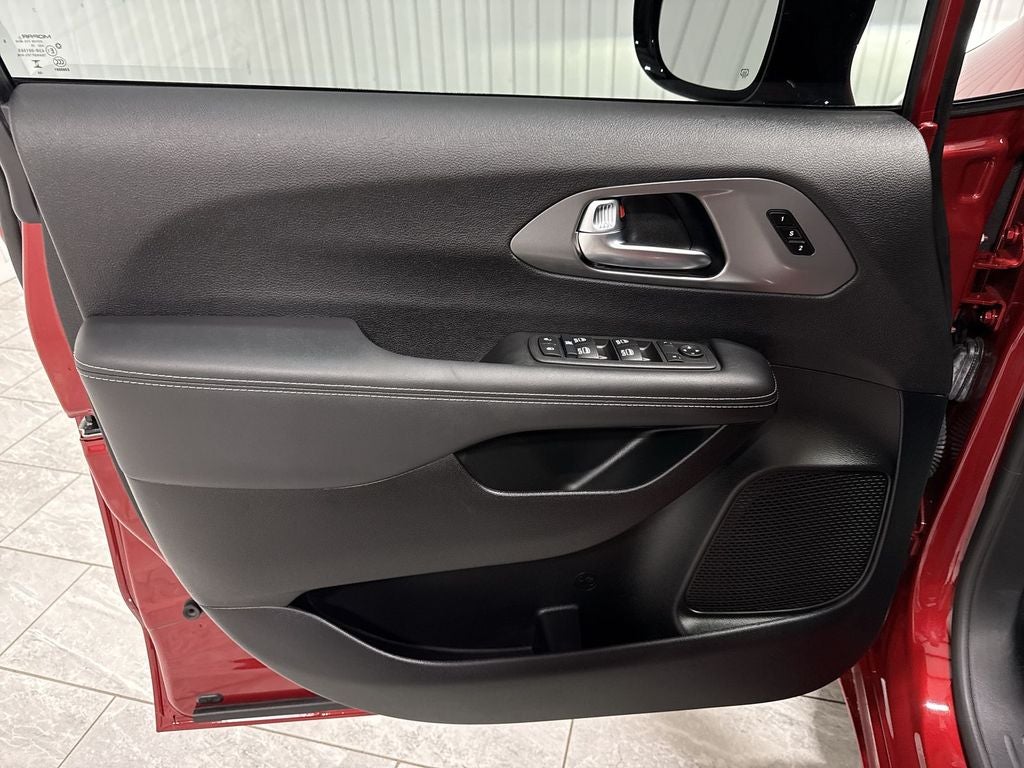 2026 Chrysler Pacifica Select - Photo 23