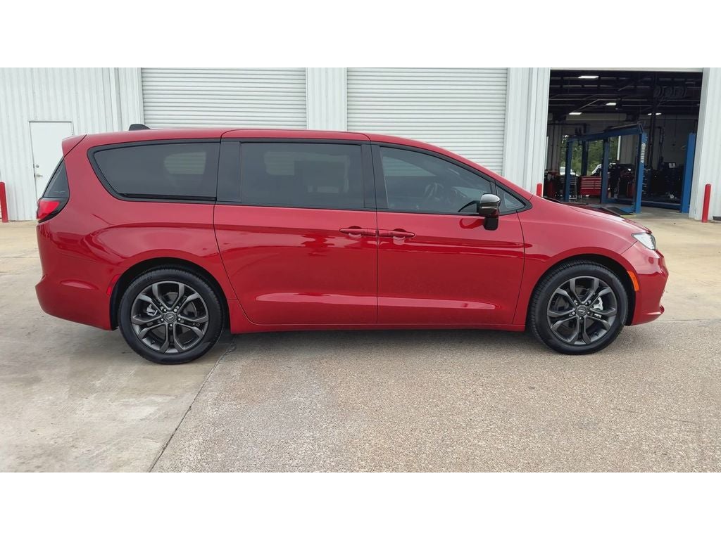 2026 Chrysler Pacifica Select - Photo 9